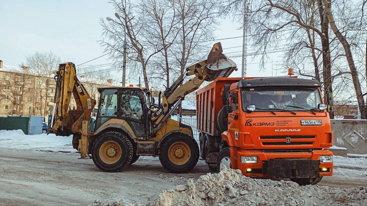 Дорожные службы Иркутска вывозят снег с магистралей города Дорожные службы Иркутска вывозят снег с магистралей города