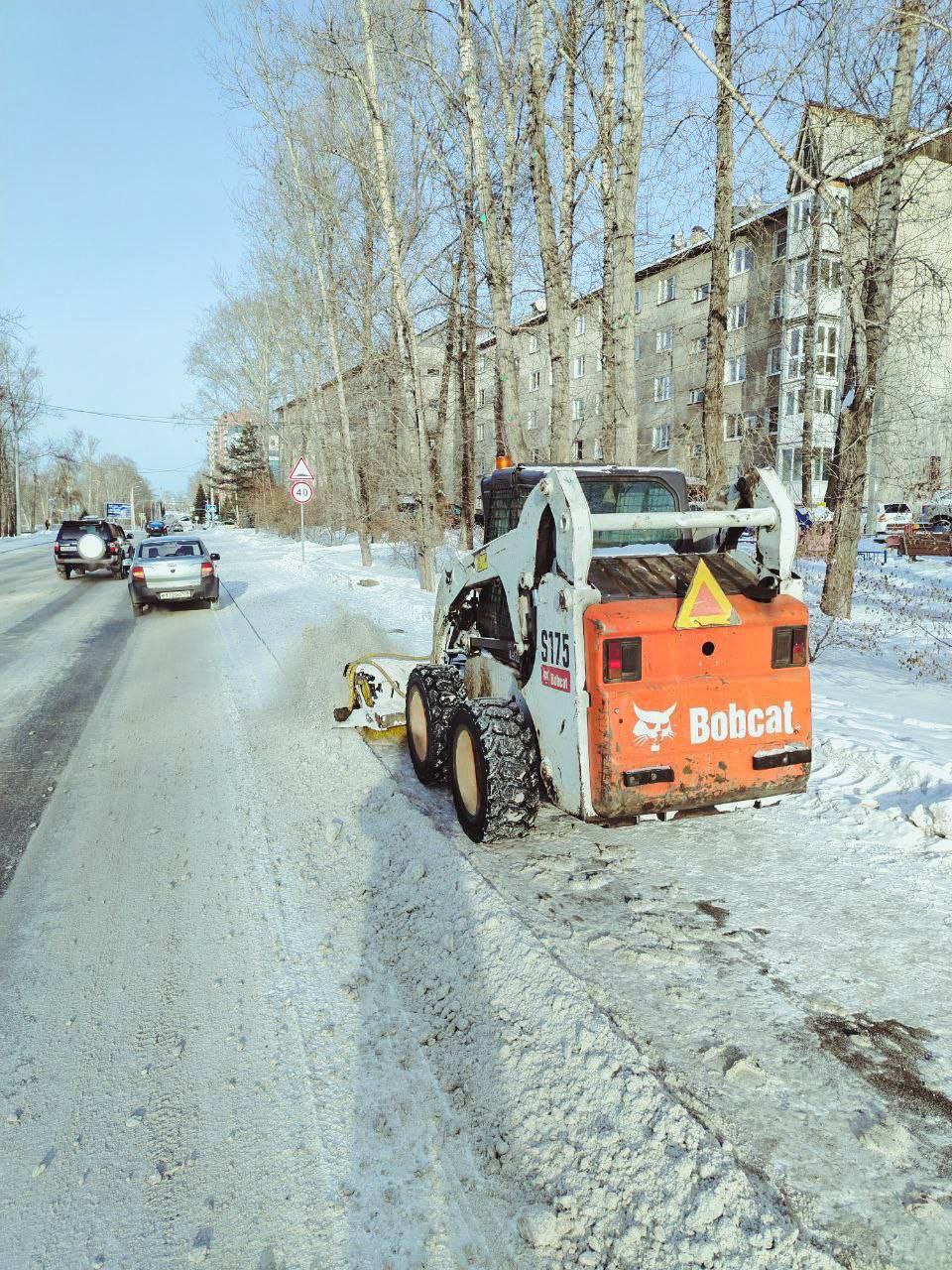 Дорожные службы Иркутска вывозят снег с магистралей города Дорожные службы Иркутска вывозят снег с магистралей города