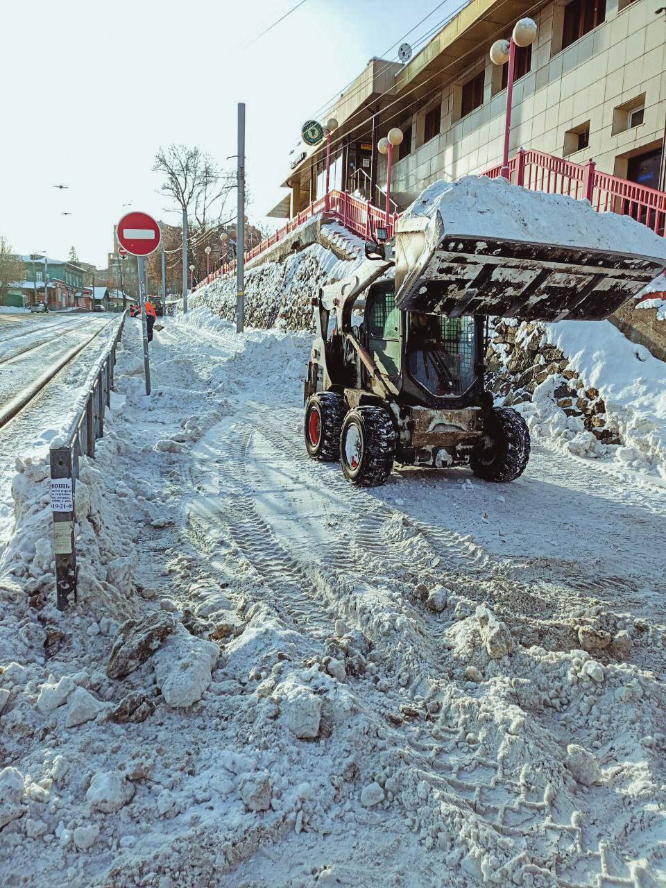 Дорожные службы Иркутска вывозят снег с магистралей города Дорожные службы Иркутска вывозят снег с магистралей города