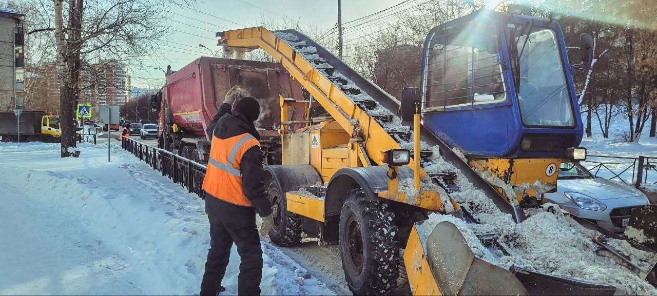 Дорожные службы Иркутска вывозят снег с магистралей города Дорожные службы Иркутска вывозят снег с магистралей города