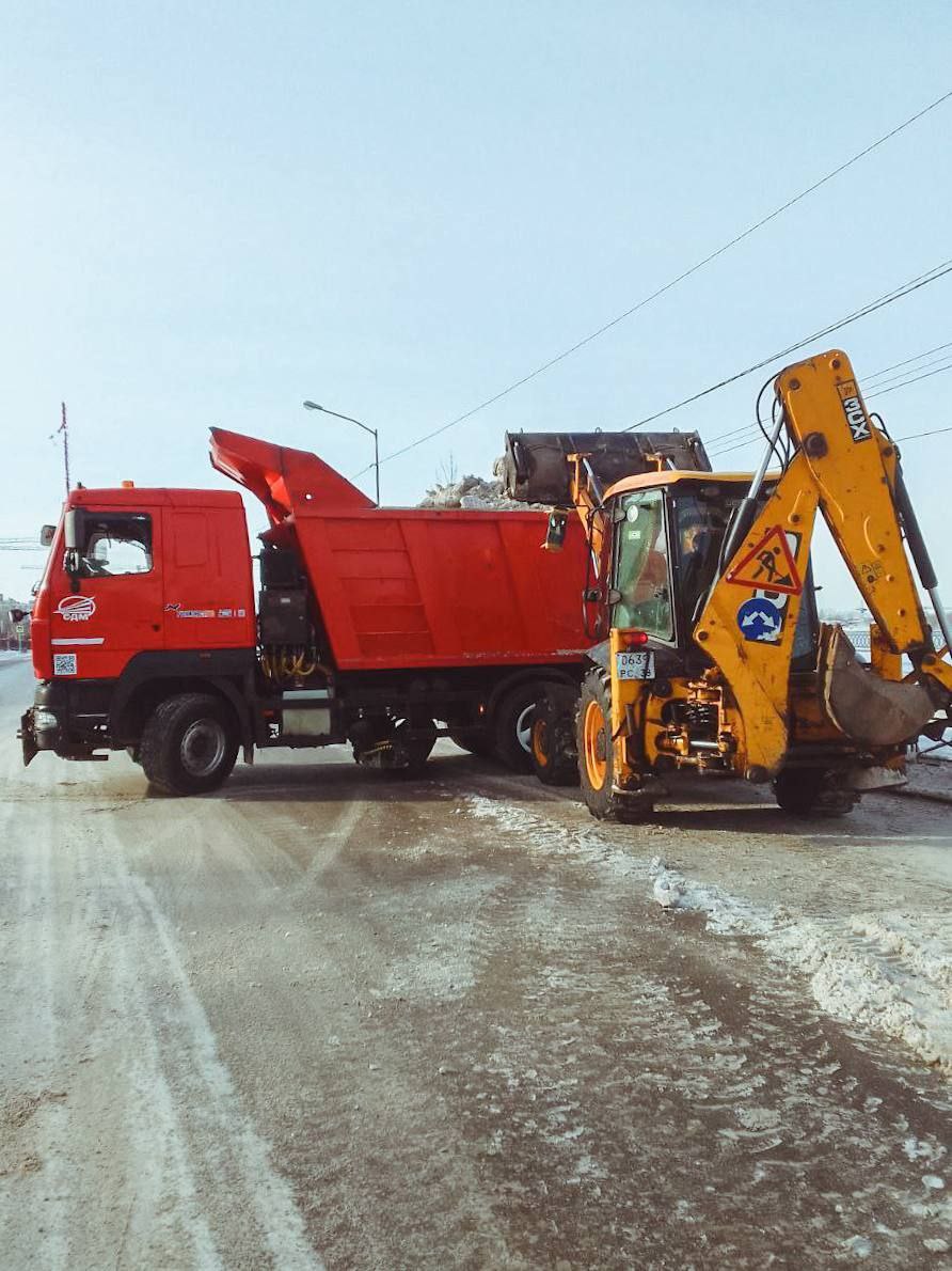 Дорожные службы Иркутска вывозят снег с магистралей города Дорожные службы Иркутска вывозят снег с магистралей города