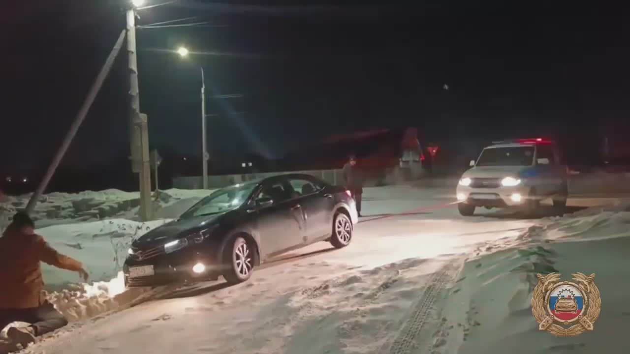 В Тайшете сотрудники Госавтоинспекции оказали помощь водителю легкового автомобиля, застрявшему в снегу
