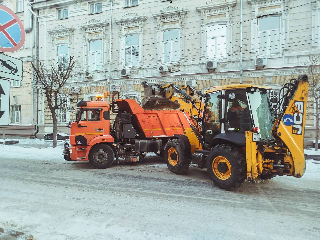 Дорожные службы Иркутска вывозят снег с магистралей города Дорожные службы Иркутска вывозят снег с магистралей города