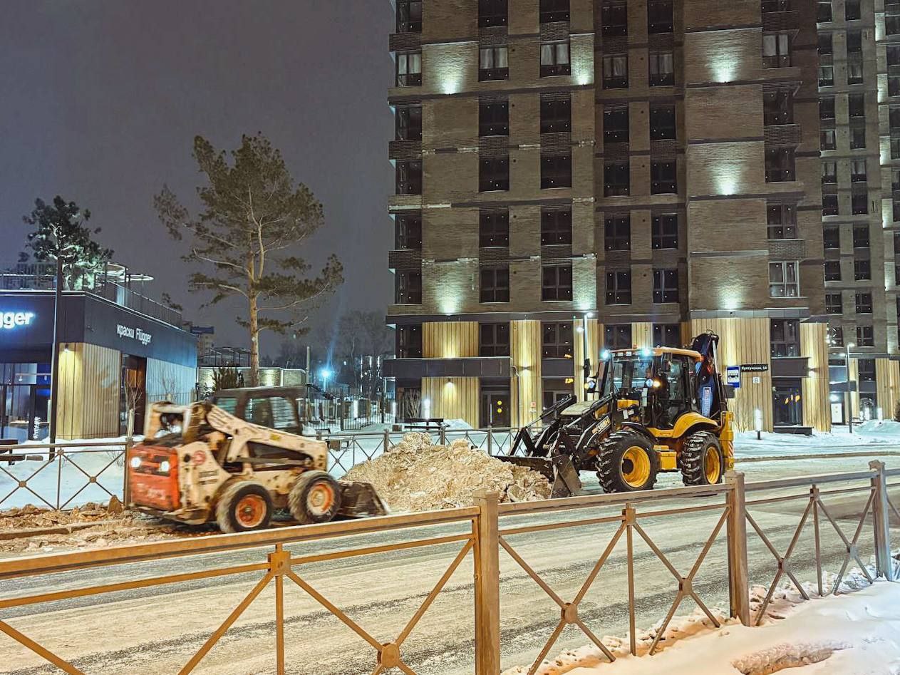 Дорожные службы Иркутска вывозят снег с магистралей города