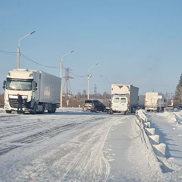 Фура и легковушка столкнулись на федеральной трассе "Сибирь"