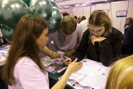 При поддержке Кадрового центра региона в 2025 году более 100 молодых специалистов прошли стажировку