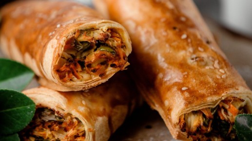 Отличная замена тортам и пирогам: творожный рулет из лаваша любого приведет в восторг