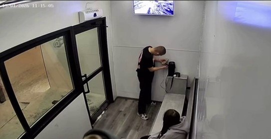 В Братске неизвестные подростки разгромили новую тёплую остановку на улице Ленина