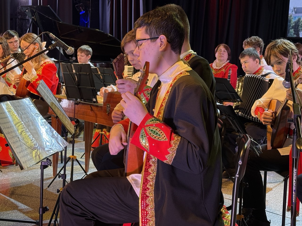 Сергей Петров: Вместе с депутатом Государственной Думы РФ Антоном Алексеевичем Красноштановым и моим замом Мариной Степановной Сасиной побывал на собрании работников сферы культуры и молодежной политики «Культура: ценности и... Сергей Петров: Вместе с депутатом Государственной Думы РФ Антоном Алексеевичем Красноштановым и моим замом Мариной Степановной Сасиной побывал на собрании работников сферы культуры и молодежной политики «Культура: ценности и...