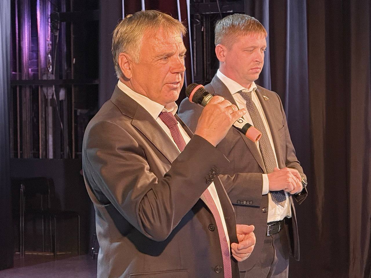 Сергей Петров: Вместе с депутатом Государственной Думы РФ Антоном Алексеевичем Красноштановым и моим замом Мариной Степановной Сасиной побывал на собрании работников сферы культуры и молодежной политики «Культура: ценности и...