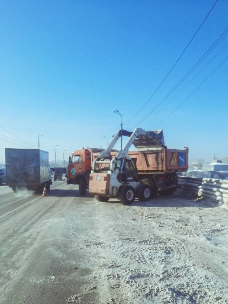 Дорожные службы Иркутска очищают улицы, мосты и путепроводы Дорожные службы Иркутска очищают улицы, мосты и путепроводы