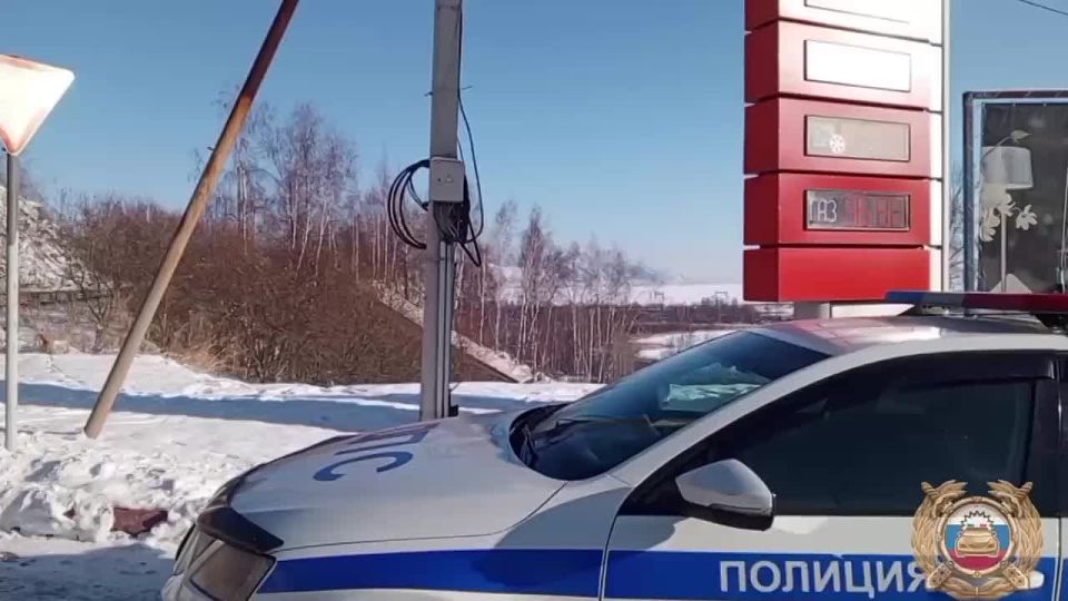 В Слюдянском районе сотрудники Госавтоинспекции разбираются в обстоятельствах съезда грузовика с дороги