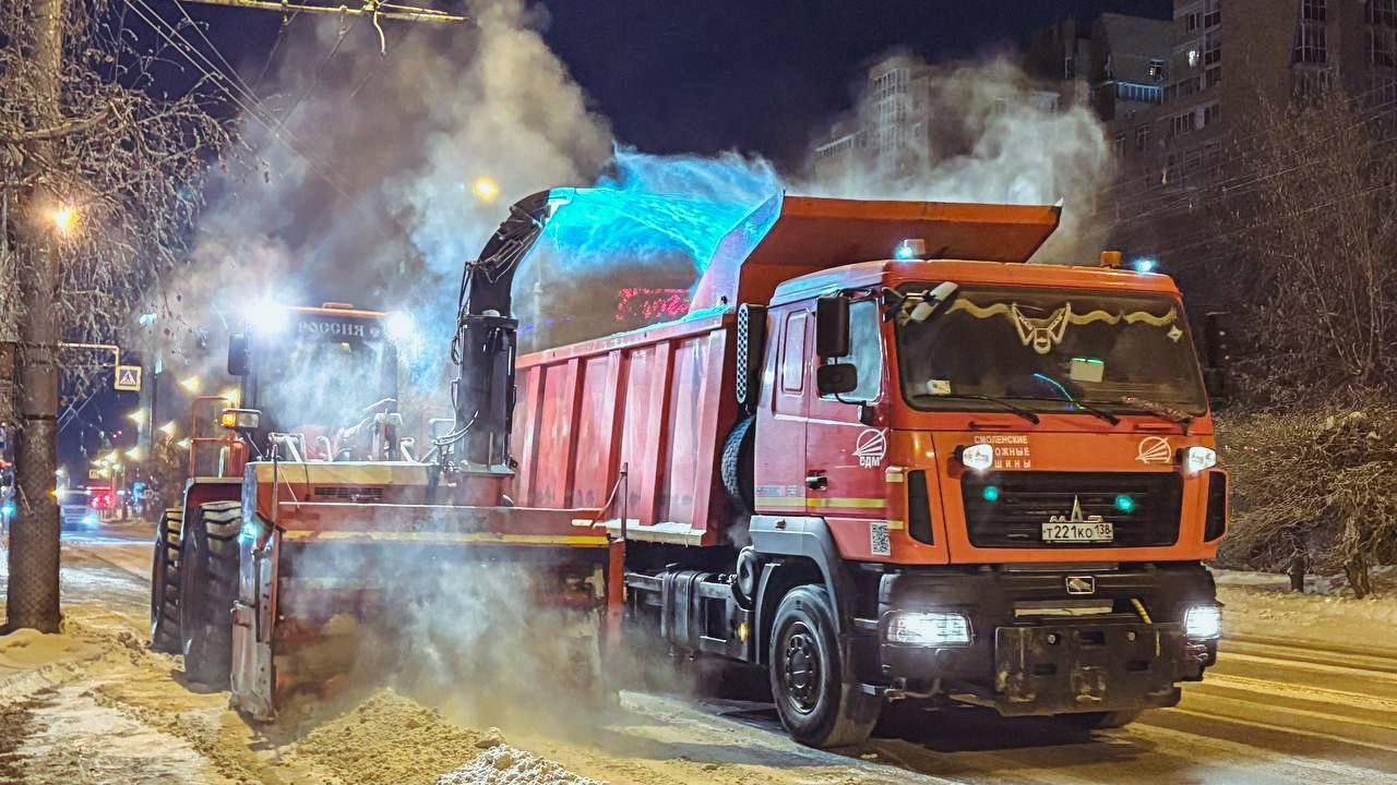 Дорожные службы Иркутска очищают улицы, мосты и путепроводы