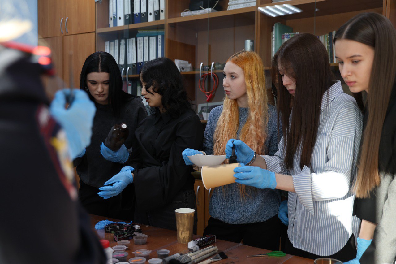 В Иркутске студенты узнали секреты работы полицейских экспертов-криминалистов В Иркутске студенты узнали секреты работы полицейских экспертов-криминалистов