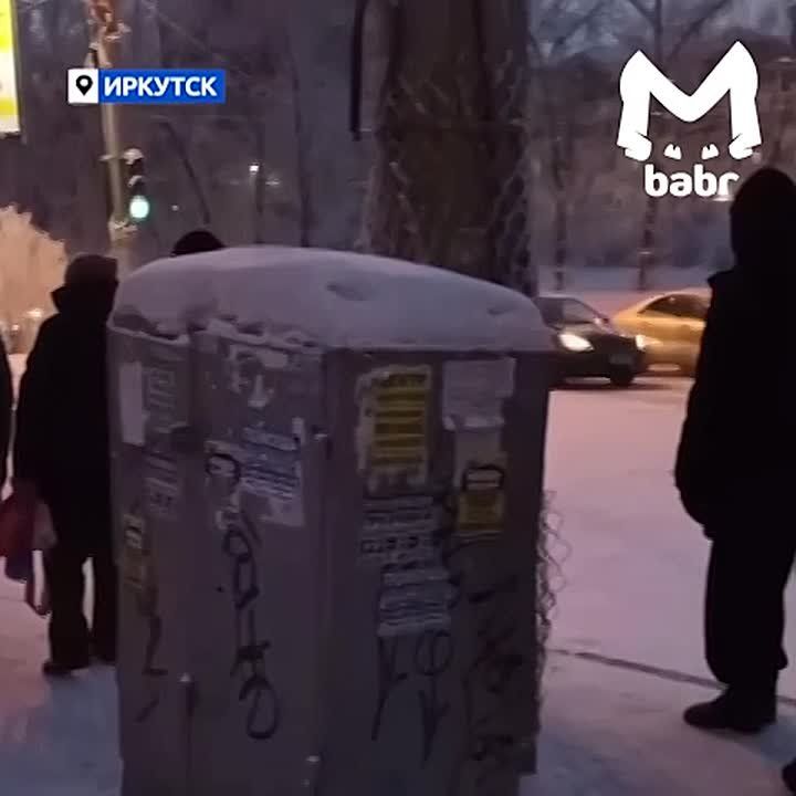 Иркутяне замерзают, ожидая автобусы, — те ходят с большими задержками