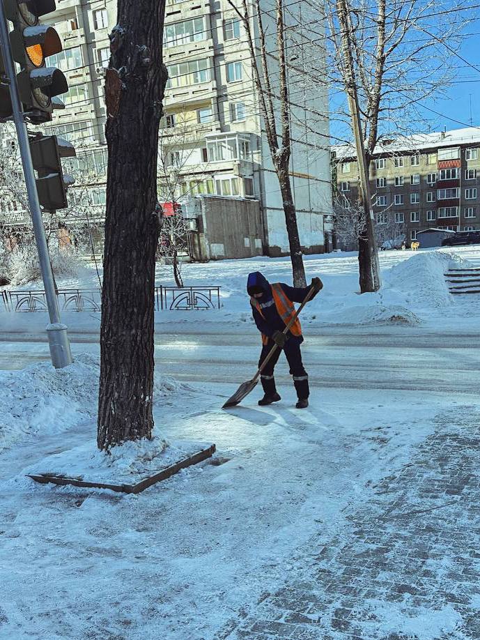 Дорожные службы Иркутска очищают улицы, мосты и путепроводы Дорожные службы Иркутска очищают улицы, мосты и путепроводы