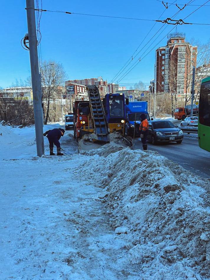 Дорожные службы Иркутска очищают улицы, мосты и путепроводы Дорожные службы Иркутска очищают улицы, мосты и путепроводы