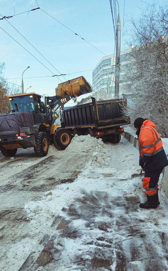 Дорожные службы Иркутска очищают улицы, мосты и путепроводы Дорожные службы Иркутска очищают улицы, мосты и путепроводы