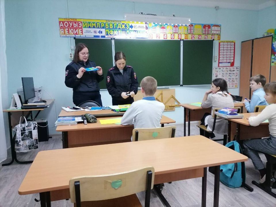 Сотрудники Госавтоинспекции МО МВД России «Киренский» вместе со школьниками изготовили полезные памятки для сверстников