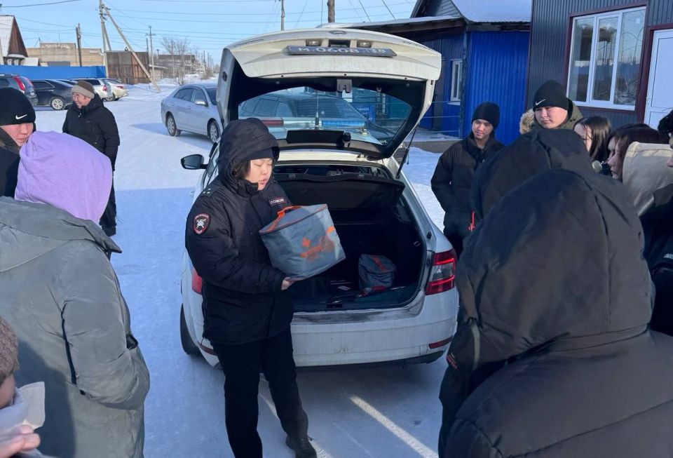 Сотрудники Госавтоинспекции Эхирит-Булагатского района провели экскурсию по подразделению для студентов техникума