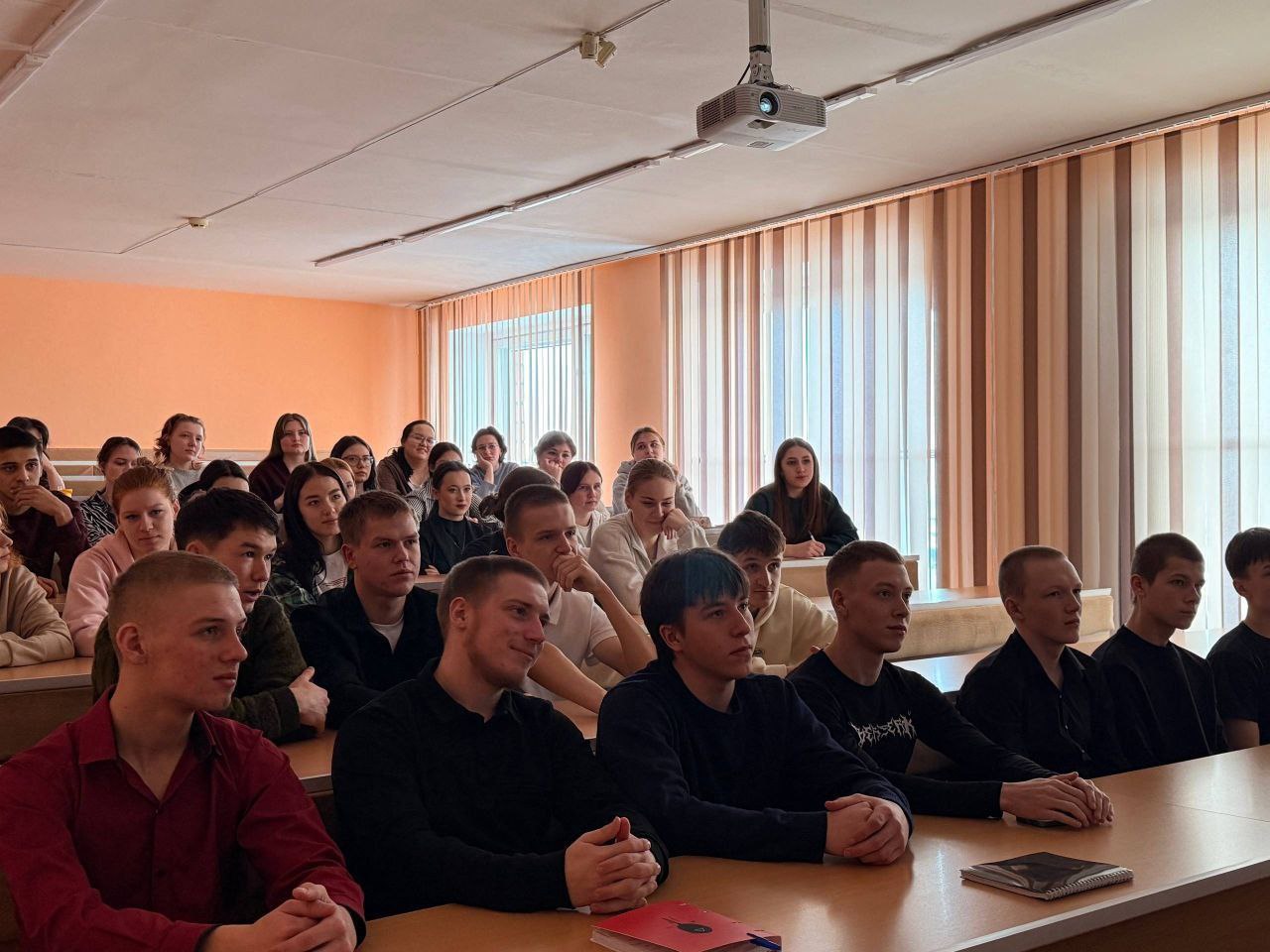 Сотрудники Братского ЛО МВД России на транспорте провели беседу на тему безопасного поведения на железной дороге со студентами Братского педагогического колледжа Сотрудники Братского ЛО МВД России на транспорте провели беседу на тему безопасного поведения на железной дороге со студентами Братского педагогического колледжа