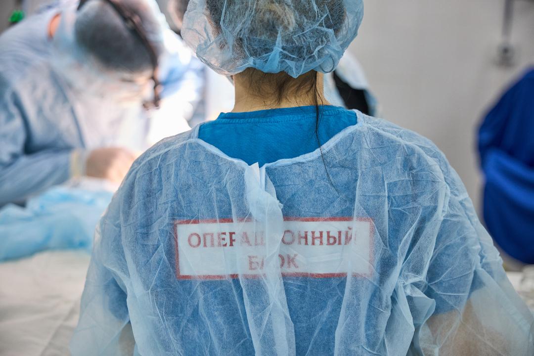 «Списала боль на гастрит»: обычный приступ тошноты обернулся для многодетной матери экстренной операцией