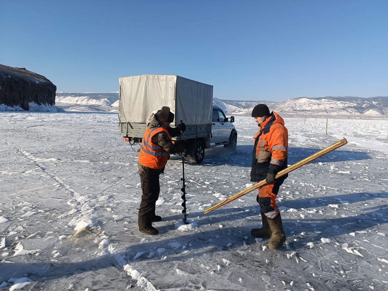 Начато обустройство ледовой переправы на остров Ольхон Начато обустройство ледовой переправы на остров Ольхон