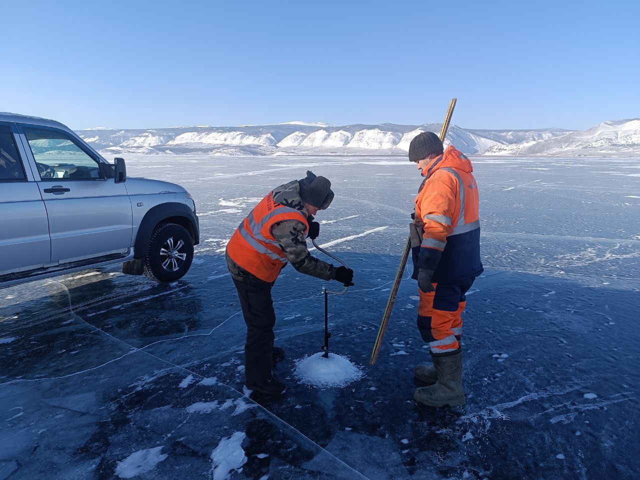 Начато обустройство ледовой переправы на остров Ольхон Начато обустройство ледовой переправы на остров Ольхон