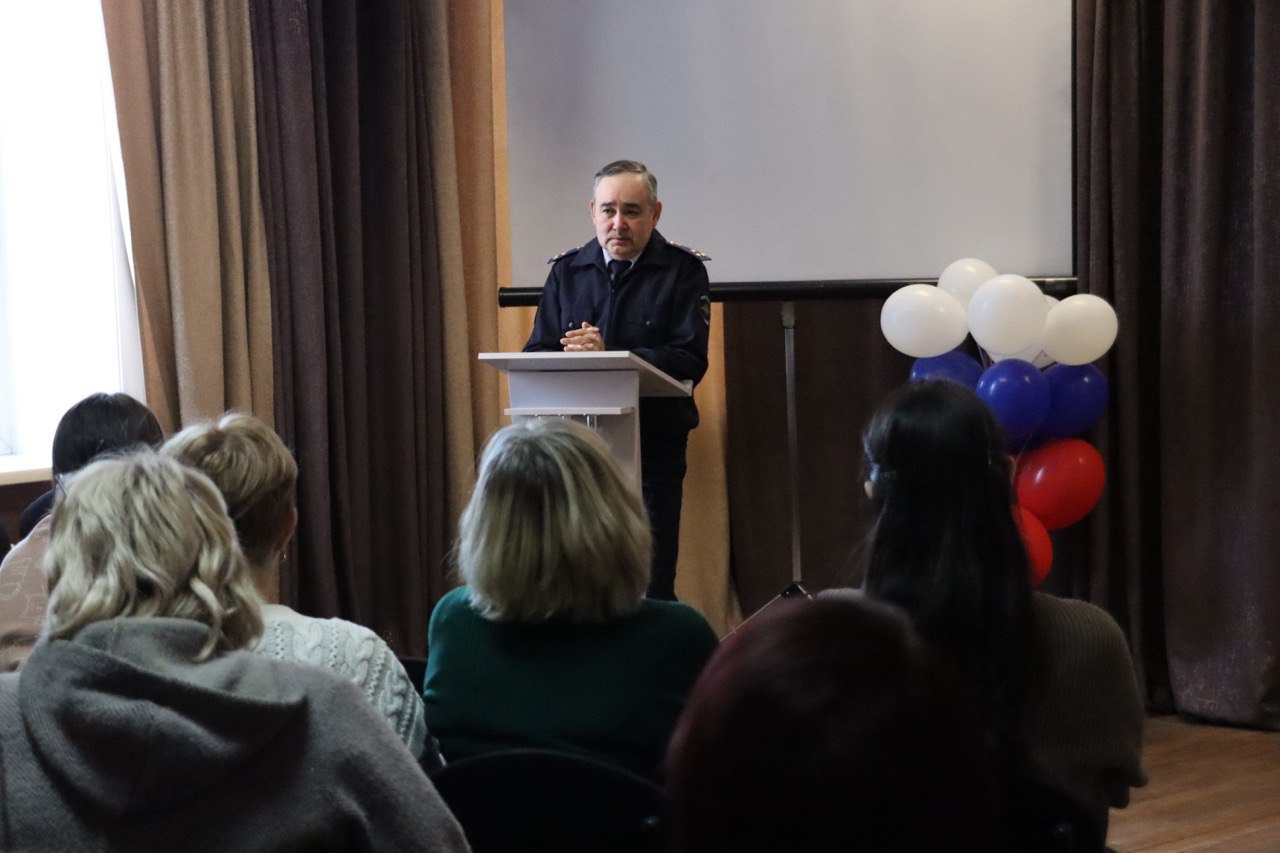 В Черемхово руководитель следственного отдела ОВД рассказал педагогам техникума о способах противодействия киберпреступникам В Черемхово руководитель следственного отдела ОВД рассказал педагогам техникума о способах противодействия киберпреступникам