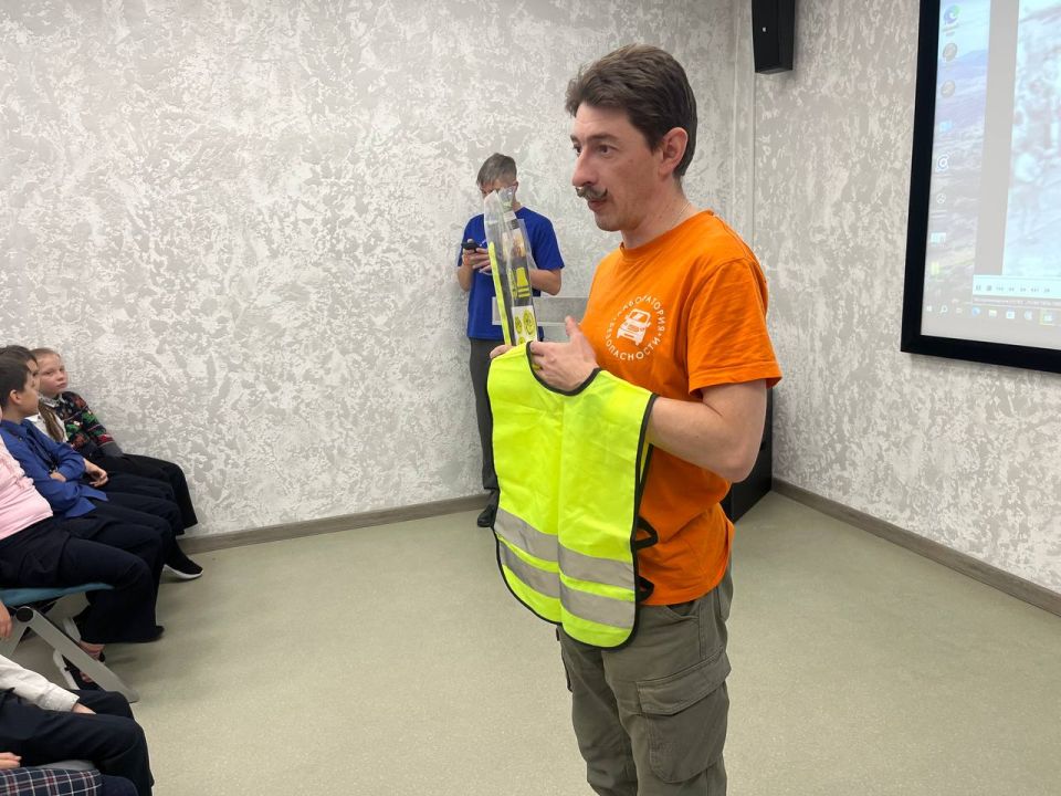 Госавтоинспекторы и «Лаборатория безопасности» вновь побывали в гостях у ангарских школьников