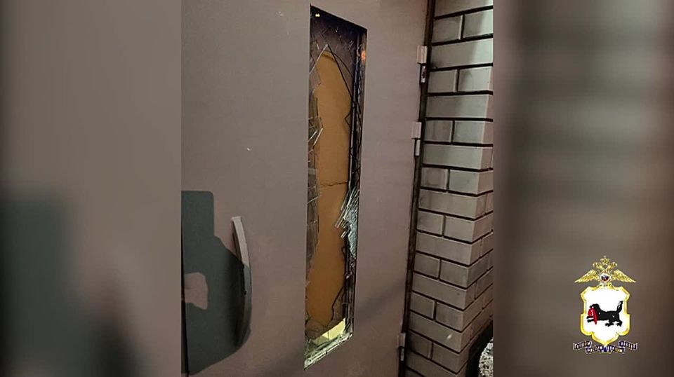 Иркутские полицейские установили молодого человека, устроившего погром в подъезде жилого дома
