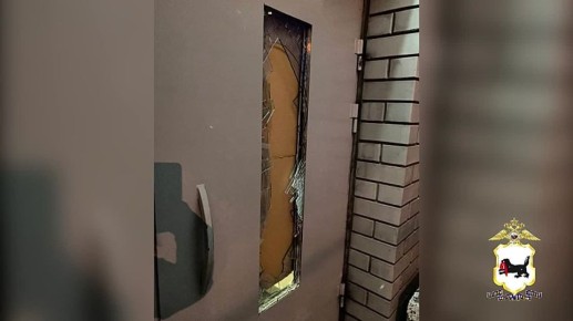 Иркутские полицейские установили молодого человека, устроившего погром в подъезде жилого дома
