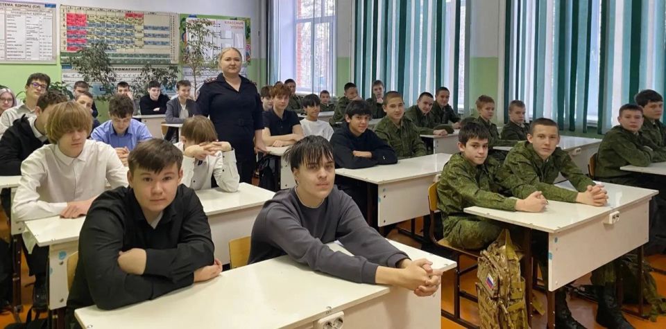 В Ангарске сотрудники транспортной полиции рассказали школьникам о методах противостояния вербовке в социальных сетях
