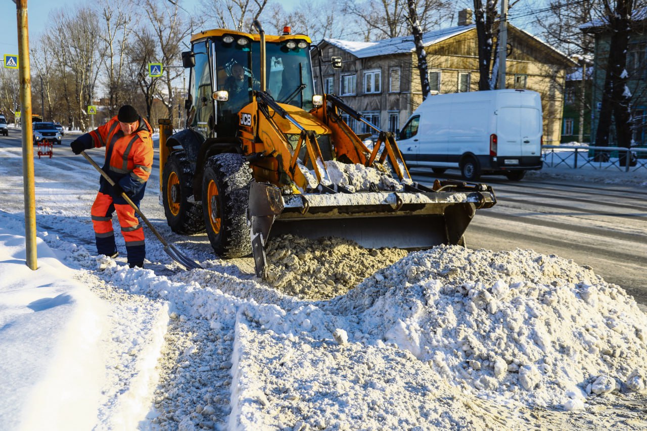 Работали все новогодние праздники, работают в холода, работают по ночам — сотрудники «Иркутскавтодора» в полном составе круглосуточно выходят на городские улицы и выполняют свои обязанности