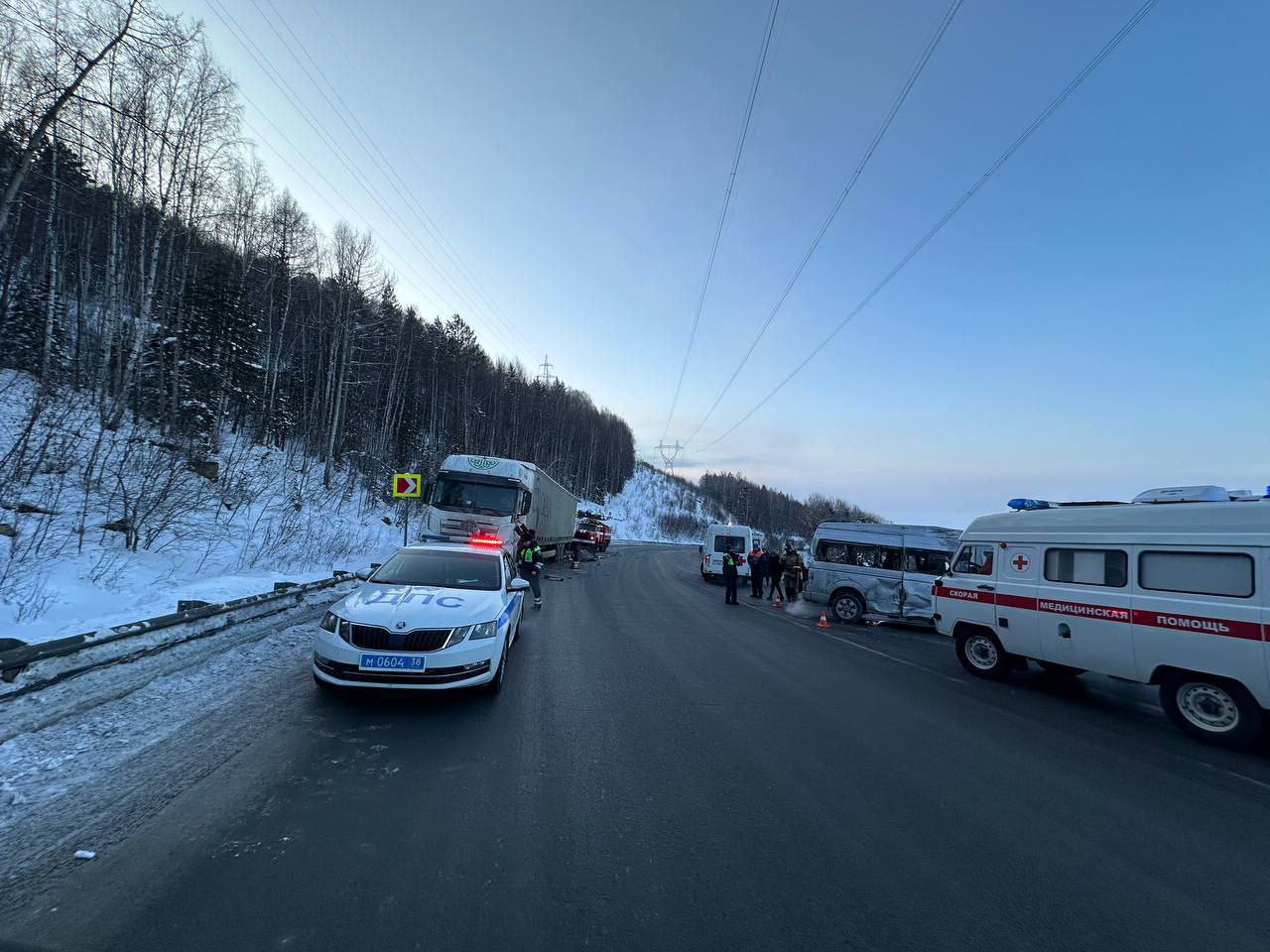 Крупные аварии из-за непогоды в регионах России — водители не справляются с управлением Крупные аварии из-за непогоды в регионах России — водители не справляются с управлением