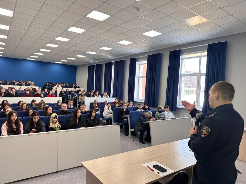 Сотрудники Госавтоинспекции провели профилактическое мероприятие со студентами