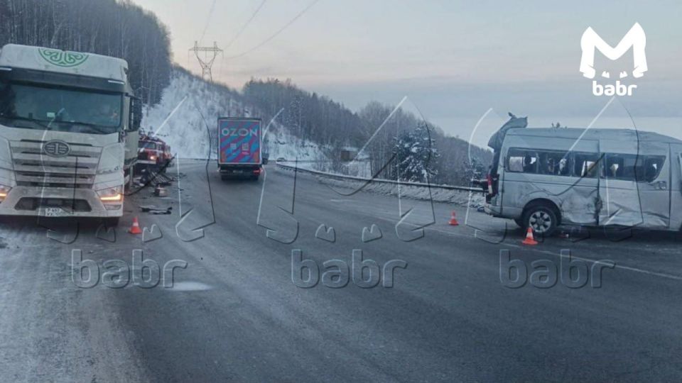 11 человек пострадали в ДТП с автобусом и двумя фурами на трассе "Байкал"