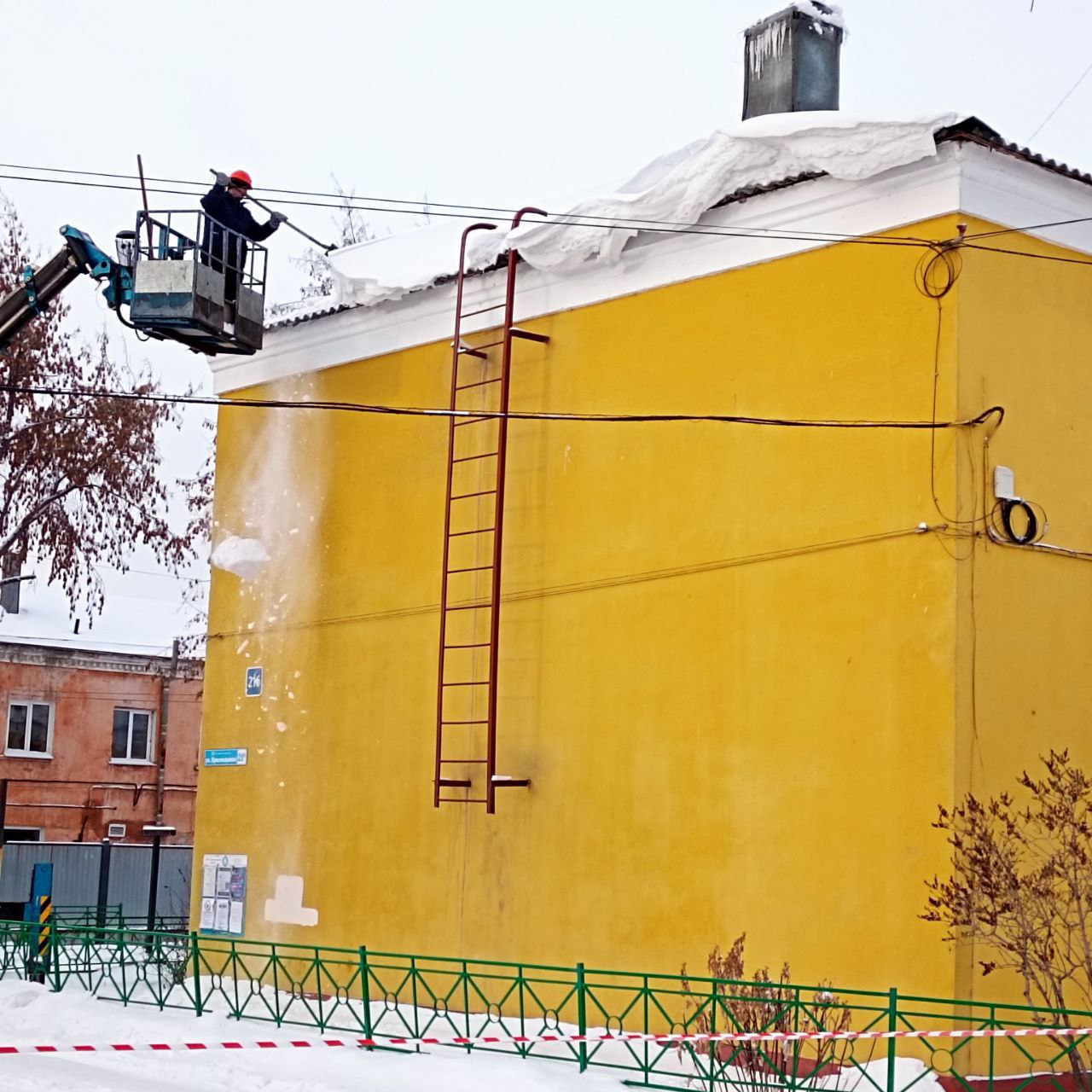 Во дворах Иркутска начинают механизированную уборку Во дворах Иркутска начинают механизированную уборку