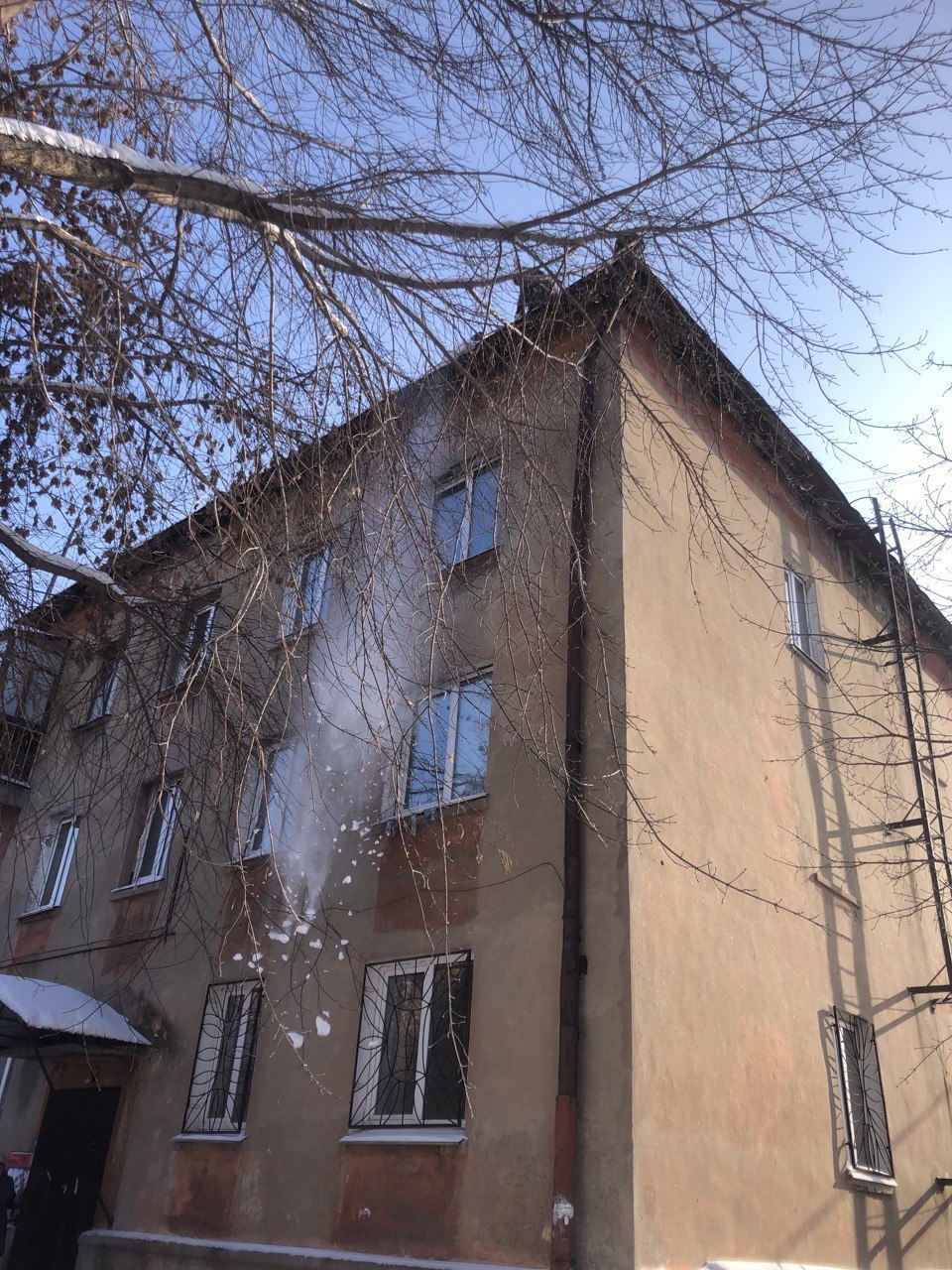 Во дворах Иркутска начинают механизированную уборку Во дворах Иркутска начинают механизированную уборку