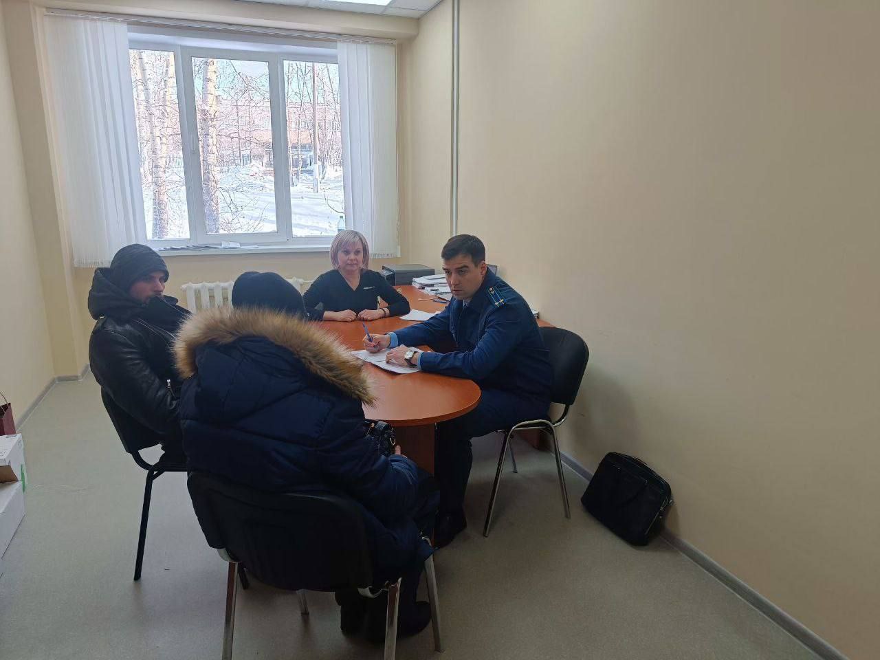 Прокуратура Братского района организовала совместный личный прием для членов семей военнослужащих — участников специальной военной операции, который провел прокурор Братского района Татаринцев В.А. вместе с представителем... Прокуратура Братского района организовала совместный личный прием для членов семей военнослужащих — участников специальной военной операции, который провел прокурор Братского района Татаринцев В.А. вместе с представителем...