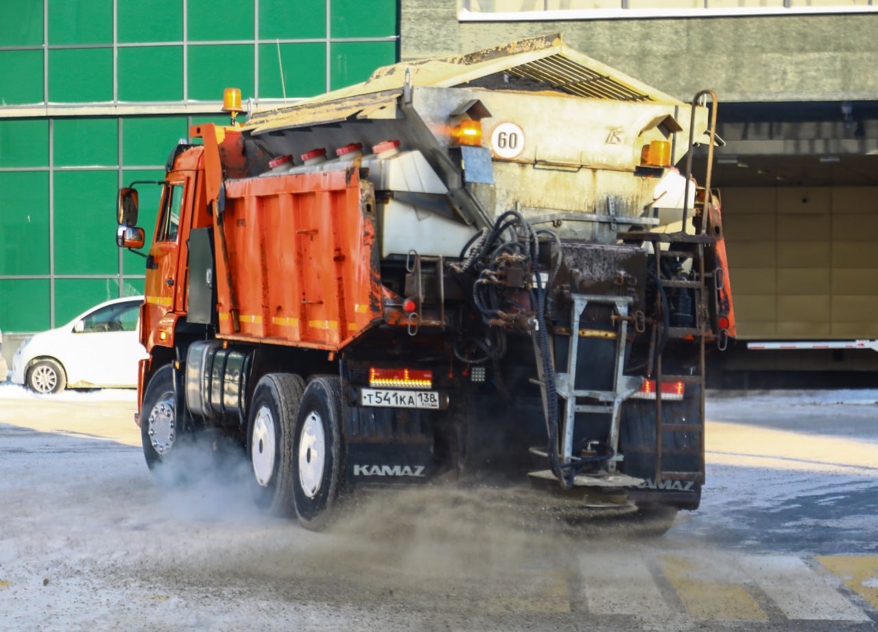 Работали все новогодние праздники, работают в холода, работают по ночам — сотрудники «Иркутскавтодора» в полном составе круглосуточно выходят на городские улицы и выполняют свои обязанности Работали все новогодние праздники, работают в холода, работают по ночам — сотрудники «Иркутскавтодора» в полном составе круглосуточно выходят на городские улицы и выполняют свои обязанности