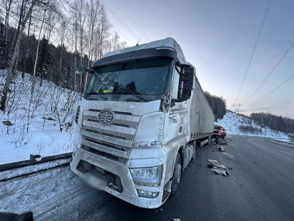 Сотрудники Госавтоинспекции работают на месте ДТП с участием пассажирского микроавтобуса в Слюдянском районе