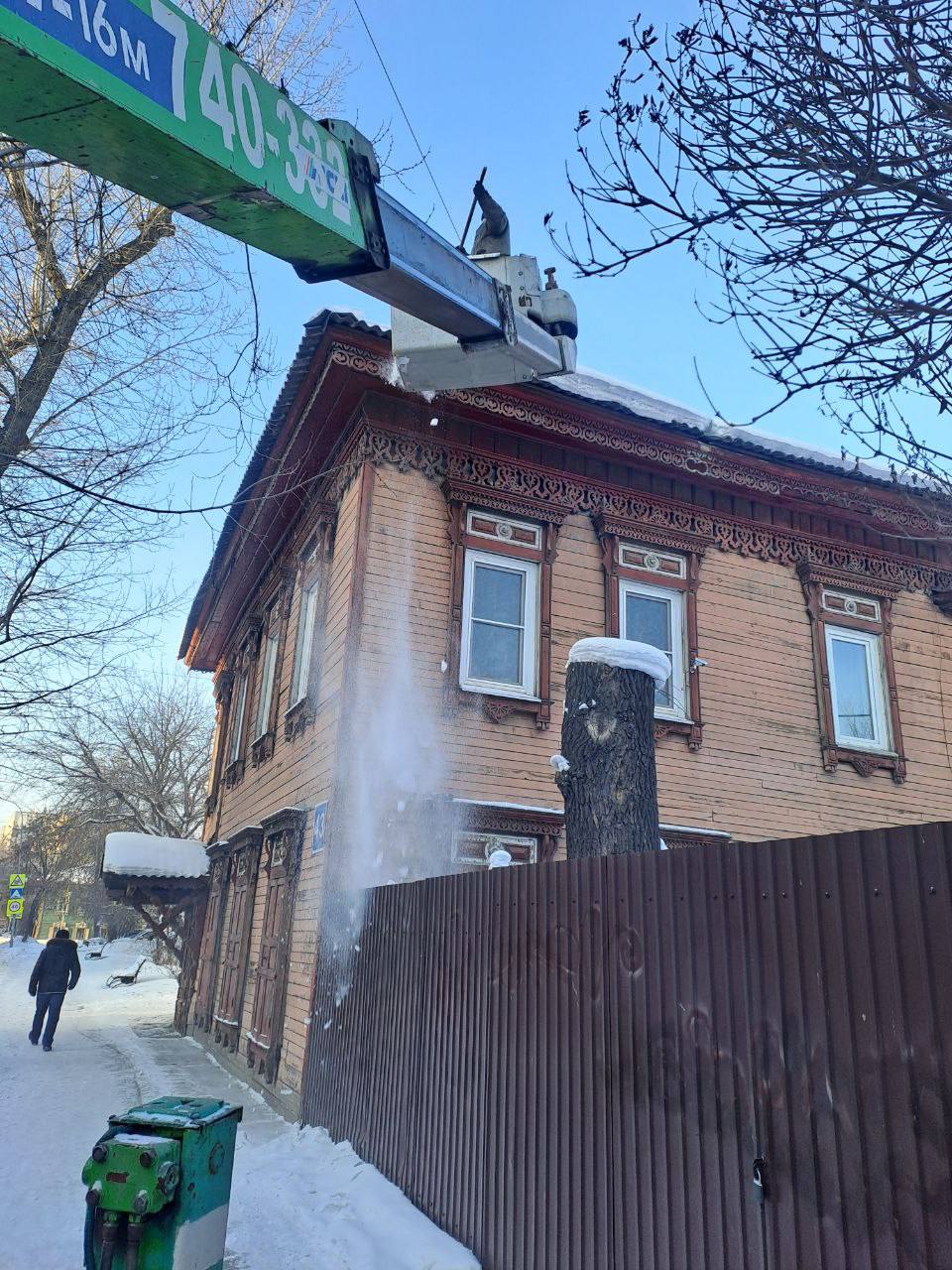 Во дворах Иркутска начинают механизированную уборку Во дворах Иркутска начинают механизированную уборку