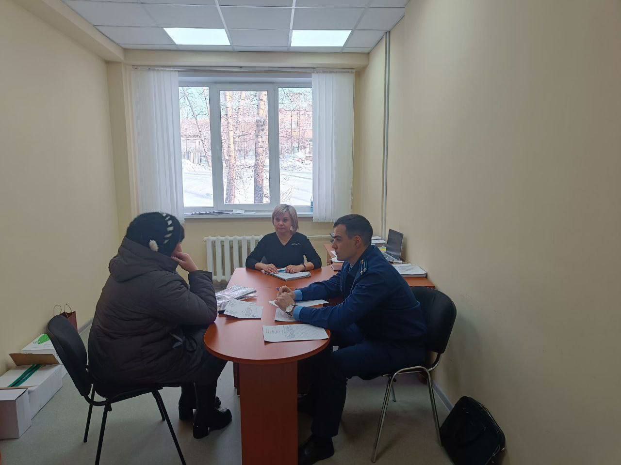 Прокуратура Братского района организовала совместный личный прием для членов семей военнослужащих — участников специальной военной операции, который провел прокурор Братского района Татаринцев В.А. вместе с представителем... Прокуратура Братского района организовала совместный личный прием для членов семей военнослужащих — участников специальной военной операции, который провел прокурор Братского района Татаринцев В.А. вместе с представителем...