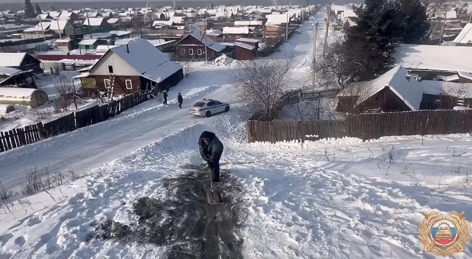В Нижнеудинске сотрудники Госавтоинспекции и дорожные службы ликвидируют опасные спуски, выходящие на проезжую часть