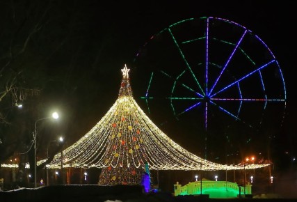 Доброй ночи, Иркутск! На бульваре Гагарина всё ещё радует всех новогодняя ёлка