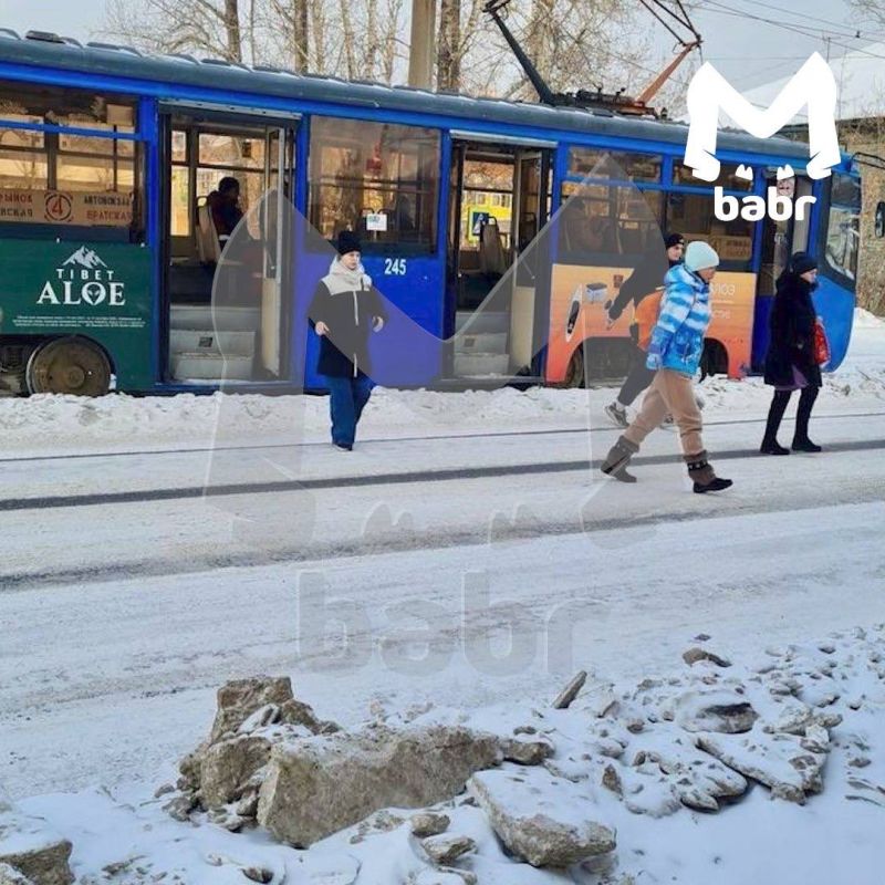 Машины оказались в ловушке после очистки дорог от сугробов и наледи в Иркутске