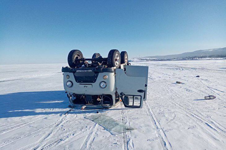 Туристка из Китая погибла в перевернувшейся «Буханке» на льду Байкала