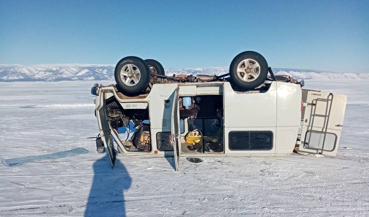 Туристка из Китая погибла в перевернувшейся «Буханке» на льду Байкала Туристка из Китая погибла в перевернувшейся «Буханке» на льду Байкала