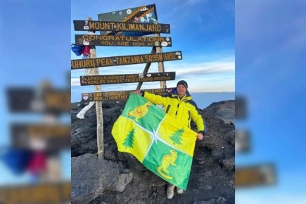 Альпинист из Иркутска развернул флаг Чунского района на вершине Килиманджаро